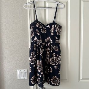 Very pretty floral dress with pockets!